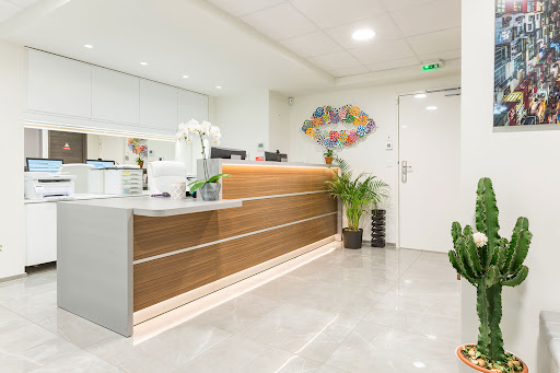 Dr Camélia KASSOURI, Dentiste, Esthétique, Parodontie Gallery - France