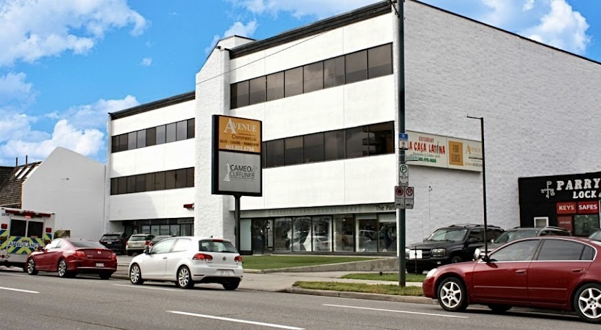 Avenue Commercial by null