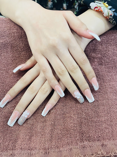 Davi nails at Dulles Crossing plz - Thumbnail
