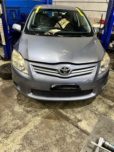 Lucky Auto Glass (car windscreen replacement) - Thumbnail
