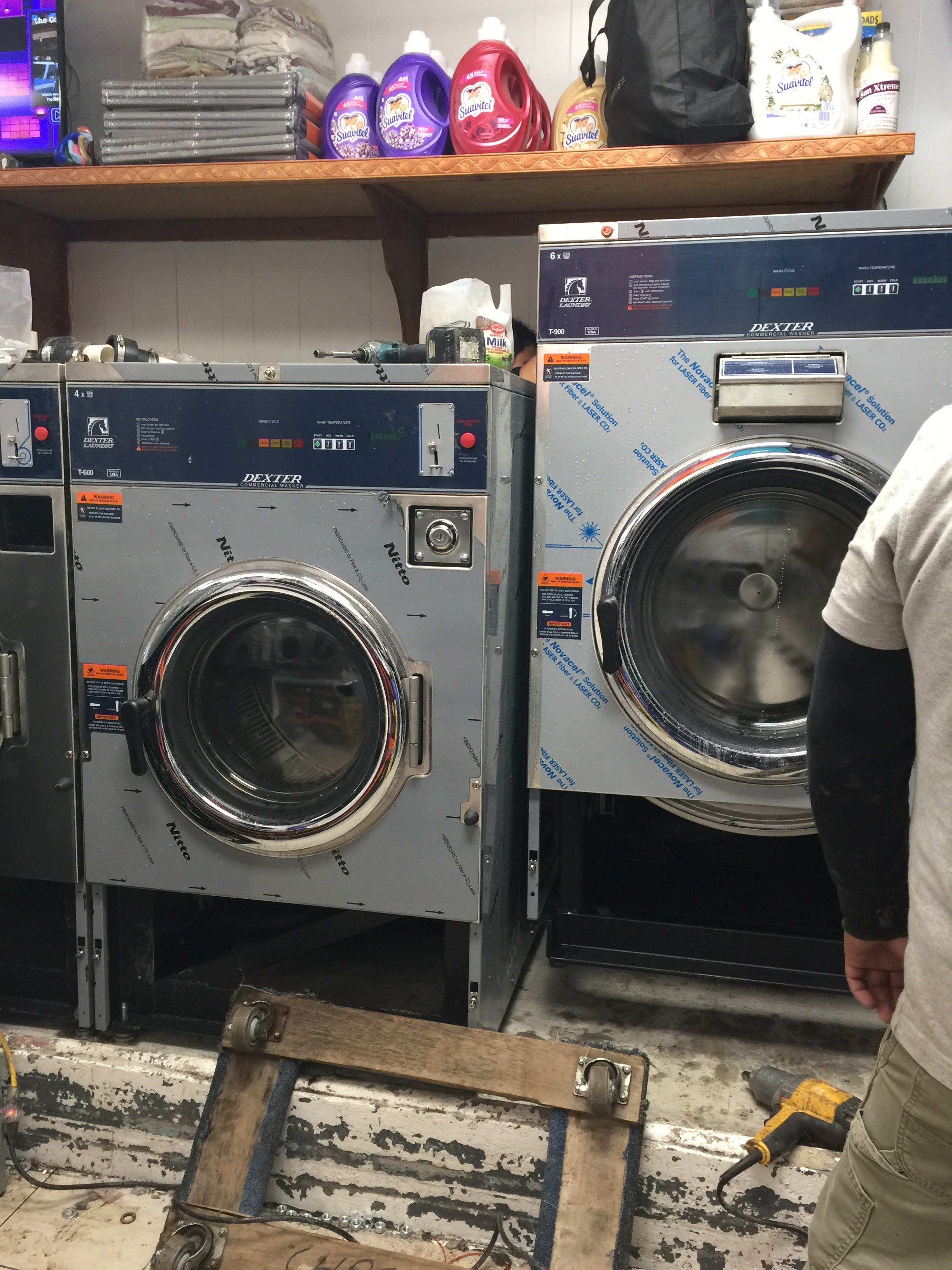 Si Laundromat storefront and entrance in Brooklyn