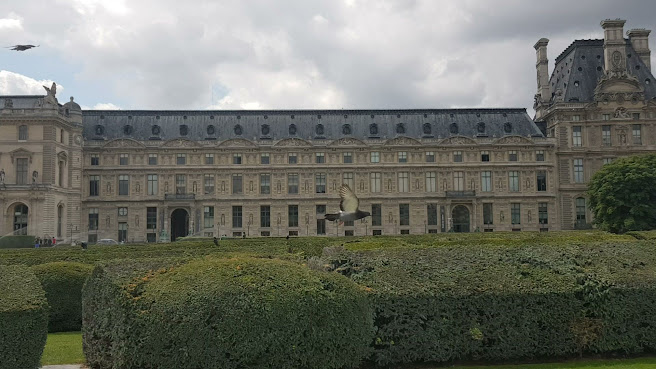 Louvre Pyramid by null