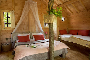 Photo n°4 de Cabanes de bois Charmant - Cabanes dans les arbres à Les Nouillers (Hôtel)