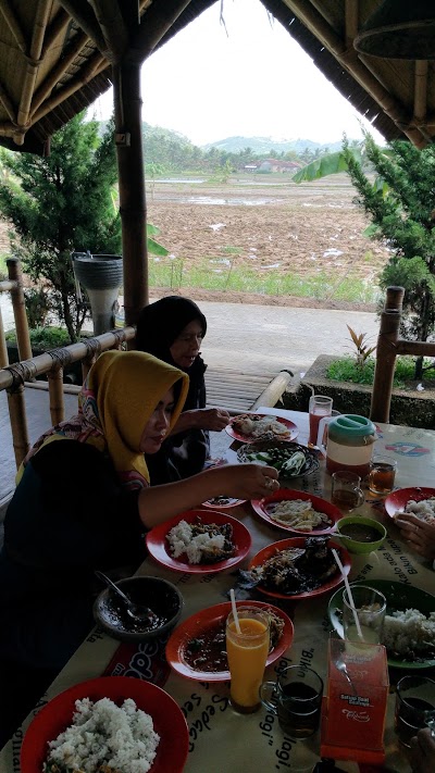 Photos of Saung Oemah.