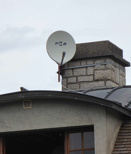 Problème de réception TV ou besoin d'installer une parabole en hauteur ? Nous intervenons sur toiture et cheminée pour la pose, l'orientation et le câblage de vos antennes et paraboles PMB.

Pose sécurisée sur tout support (cheminée, façade, toit)

Réglage précis du signal satellite ou TNT

Raccordement propre jusqu'à vos prises intérieures

📍 Intervention rapide et travail en toute sécurité.
📞 Contactez-nous pour un devis ou une intervention !