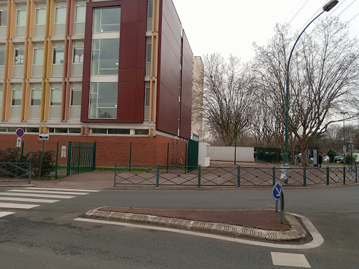 School Group Pierre De Coubertin - Thumbnail