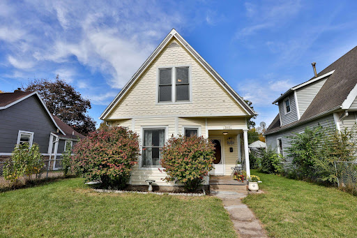 Betts Team at RE/MAX Real Estate Center - Thumbnail