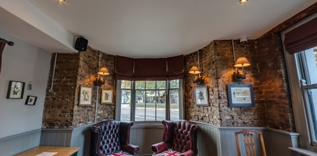Comments and reviews of The Red Lion, Barnes