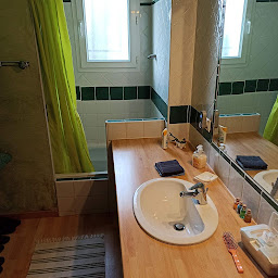 Photo n°6 de B&B Naturiste chez Helmut / Chambre dans villa avec piscine / 70€ la nuit / 50% pour jeunes voyageurs / Aprem piscine 20€ à Méounes-lès-Montrieux (Hôtel)