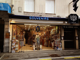 Photo n°2 de L'ex-voto à Lourdes (Magasin d'antiquités)