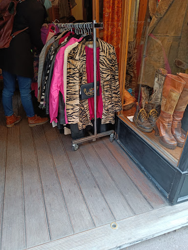Out Of Space Vintage Shop Gallery - France