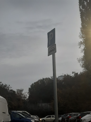 Parkplatz am Fußballplatz - Thumbnail