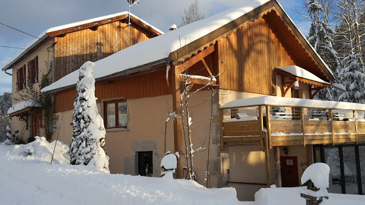 Photo de GÎTES & BIEN-ETRE : Gîte 2 pers, 2 à 3 pers et 2 à 5 pers avec terrasses et sauna privatif, en option: Hammam, jacuzzi et piscine chauffée location de montagne 950m ALT, près d'une rivière, proche station ski, Haut-Jura, Bourgogne-Franche-Comté à Longchaumois (39400)