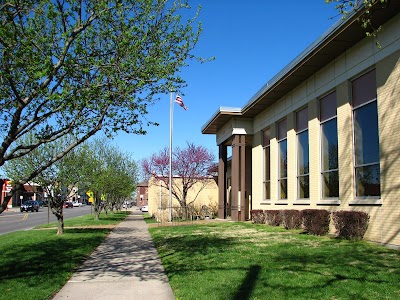 Iola Public Library