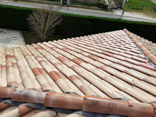 Photo de Paul Artisan Couvreur Jarnac, Demoussage Toiture, Réparation Fuites, Dépannage Toit, Étanchéité à Jarnac (16200)