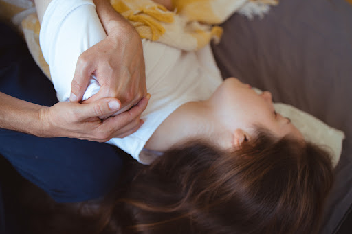 Holistyczny masaż tajski Yeshe Nuad - Paweł Jurewicz