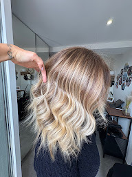 Photo n°20 de LE STUDIO URBAN HAIR à Contes (Salon de coiffure)