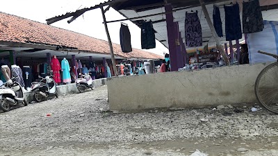 Photos of Tegalgubug fabrics and garments market
