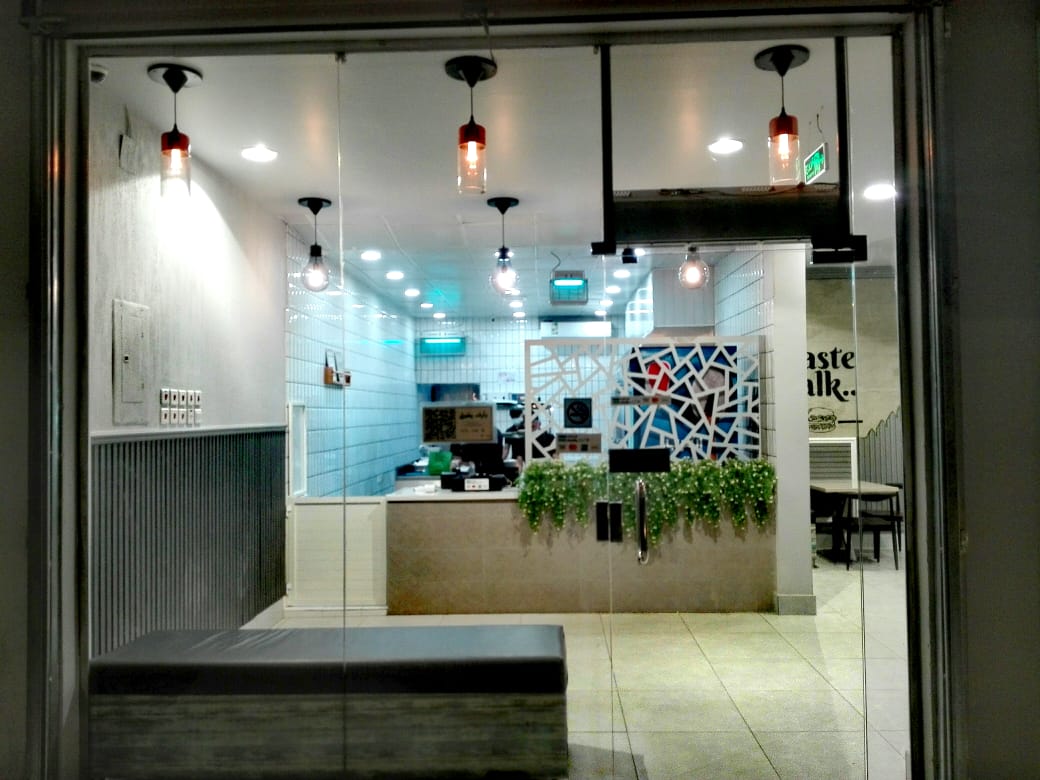 المذاق يتحدث للبرجر المشوي - صورة 2