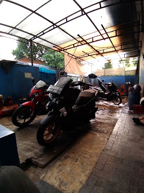 Cuci Motor Dan Helm Banjour, Author: Albert Ki Vusiuz