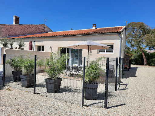Photo de Chambre d'hôtes avec piscine et jardin privé à Sainte-Gemme (17250)