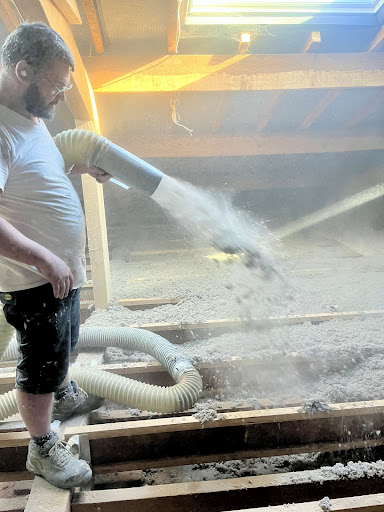 À Montanay, nous isolons les combles de cette maison...