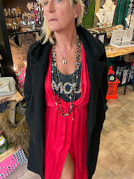 Photo n°35 de FRISELIS&CO - Coiffure & Conceptstore à Arras (Service de détatouage)