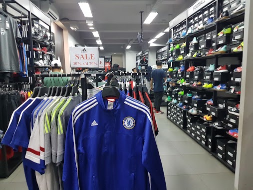 Adidas Outlet Rawamangun, Author: wahyu putra gantara