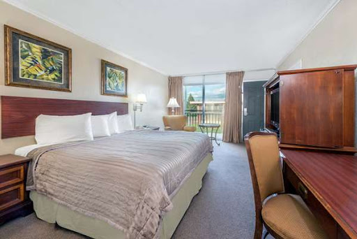 Howard Johnson by Wyndham Burlington - Thumbnail