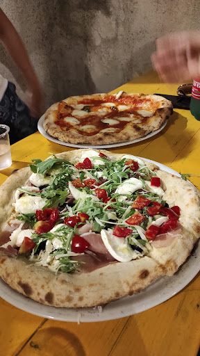 Flying Pizza( pizzeria con forno a legna) Gallery - Italy