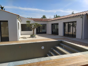 Photo n°27 de ABM Artisan Bois du Marais - Création et pose de terrasse et pergolas en bois à La Rochelle à Taugon (Menuisier)