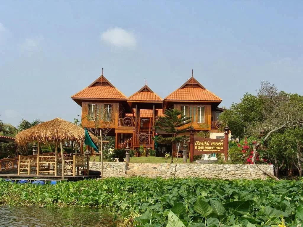 Hidden Holiday House เรือนไม้ ชายน้ำ