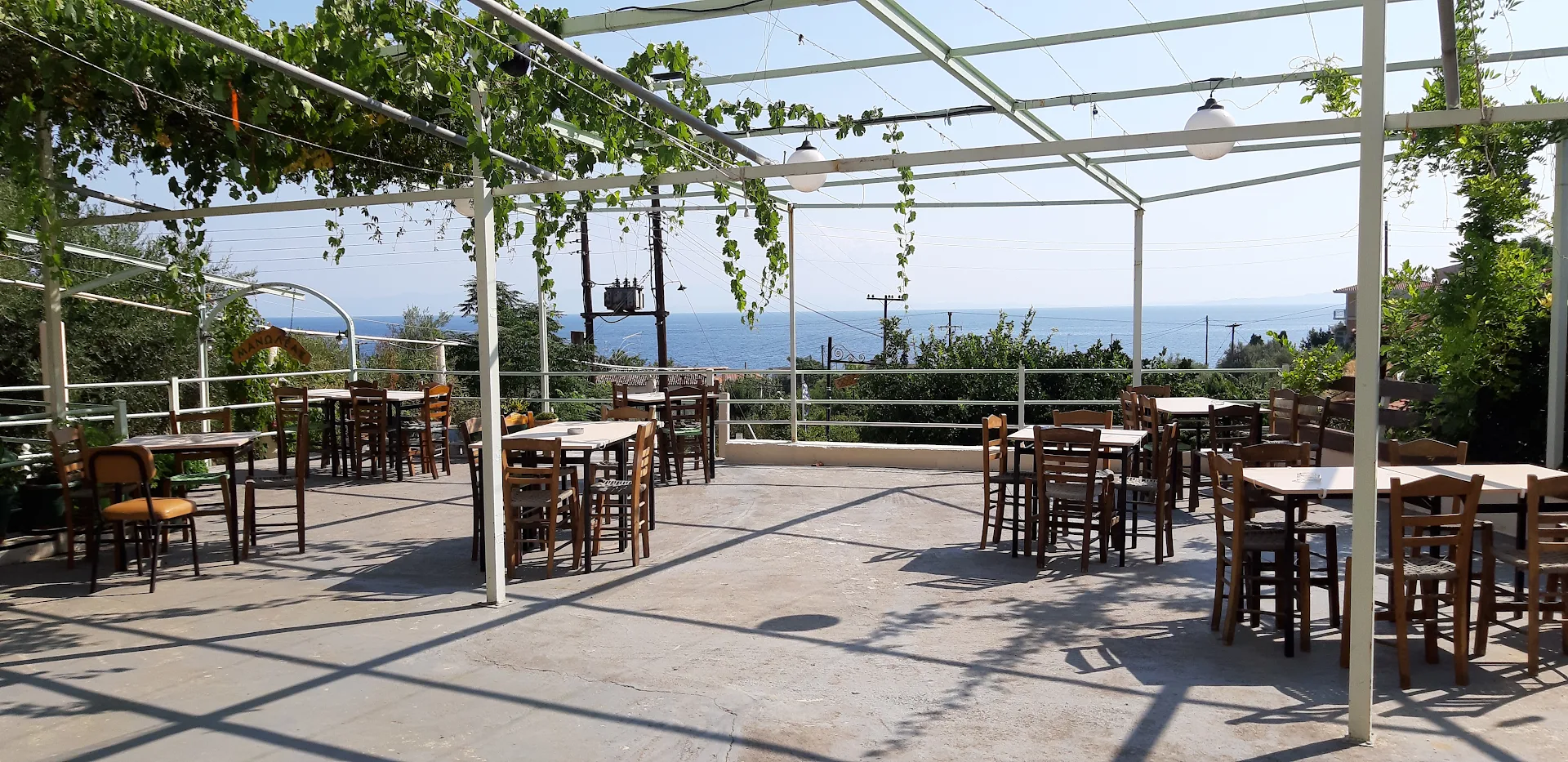 Manoleas Tavern & Rooms to Let