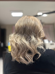 Photo n°26 de Espace Coiffure et soins le meilleur pour son bien être /expert color/végétal/ soins capillaires/ coiffeuse barbière à Dunes (Conseiller en image personnelle)