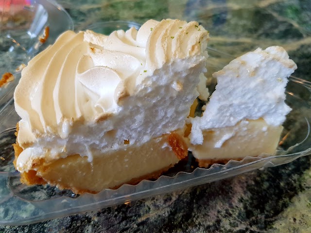 Blond Giraffe Key Lime Pie Factory