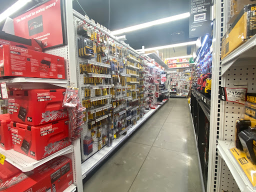 D's Ace Hardware - Visual