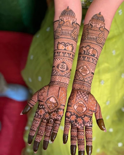 Kuldeep Mehendi Artist seems to be a name associated with wedding-special Mehendi designs. Artist… post image