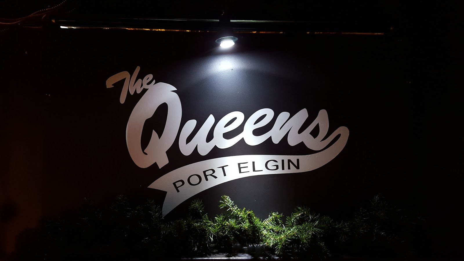 The Queen's Bar and Grill — photo 4