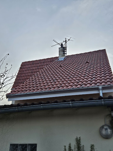 Photo de DGC Couverture - Travaux de toiture à Châlus (87230)