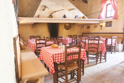 Photos of Mes&oacute;n Cuevas del Vino