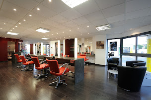 Photo n°8 de Excel Coiffure Poitiers St Éloi | Salon de coiffure Poitiers | Coiffeur visagiste Poitiers à Grand (Prestataire de mariage)