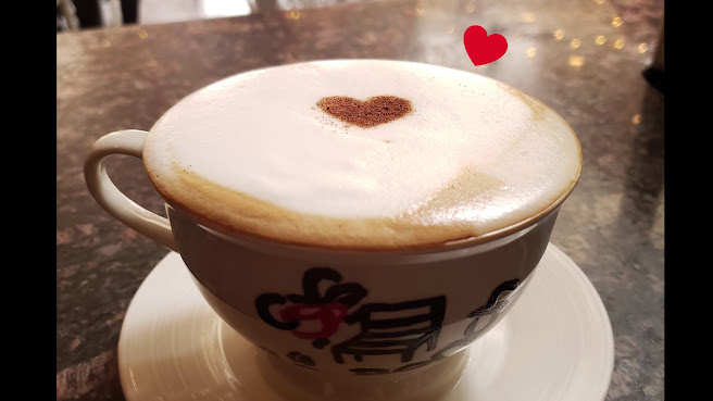 Cafe Bench | Crêpe Flushing by null