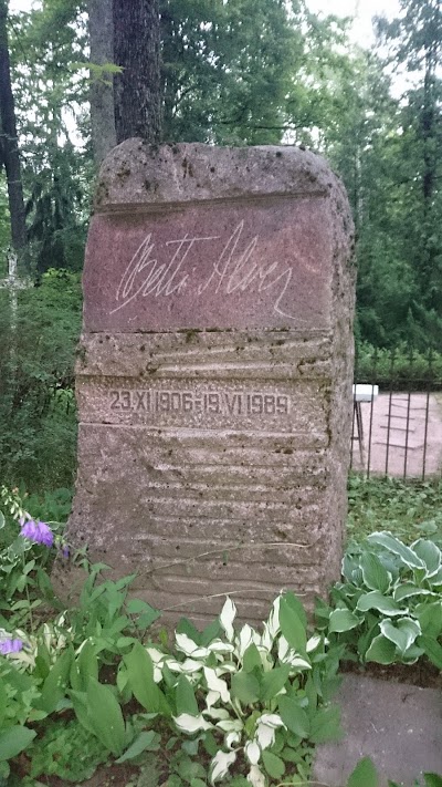 Photos of Raadi Cemetery