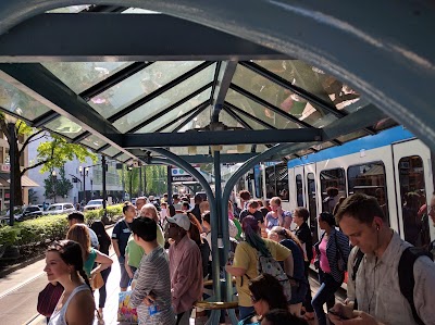 Lloyd Center/NE 11th Ave MAX Station