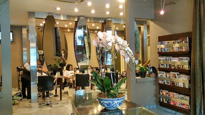 Photos of Roger's Salon Gunawarman