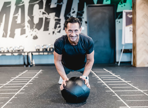Mic Schwarzfischer · Personal Trainer · Gesundheitscoach