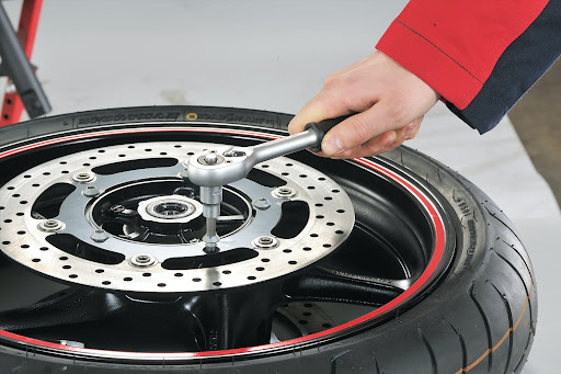 Jugnu Automobile Bike Service Center in Noida offers fast and reliable motorcycle tyre repairing…