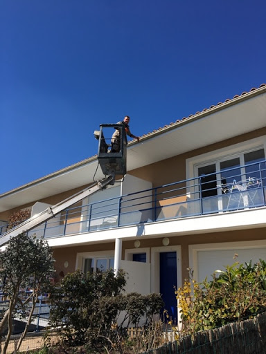 Photo de Entreprise S.R Multiservices: Peinture toiture Démoussage traitement nettoyage façade habitat Haute-Vienne 87 Limoges Nieul à Veyrac (87520)