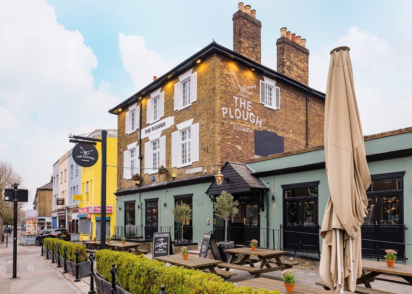 Looking for the best pubs in Dulwich? Look no further! Our guide has everything you need to know, from cozy traditional pubs to stylish gastropubs. Discover the perfect spot for a pint, delicious food, and a great atmosphere. Don't miss out on the top pubs in this charming South London neighborhood! #dulwich #londonpubs #nightlife #bars | Best Pubs In London | Best Pubs In Dulwich #eastdulwich | Things To Do In London | Best Bars In London | Drinks In London | Pub Aesthetic | 