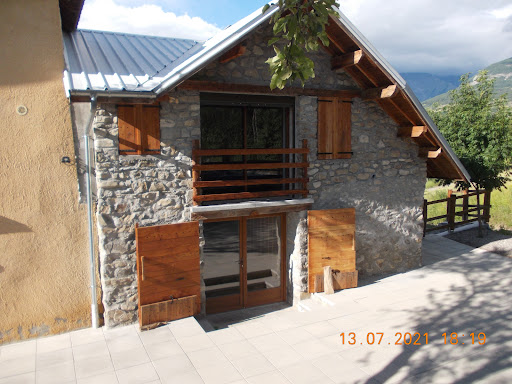 Photo de grande maison avec piscine ( 12 personnes ) indépendante e . à 8 minutes d embrun